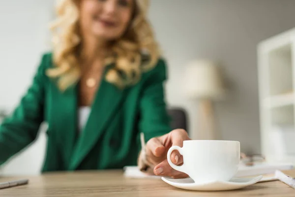 Close Partial View Businesswoman Holding Cup Coffee Workplace — Stock Photo, Image