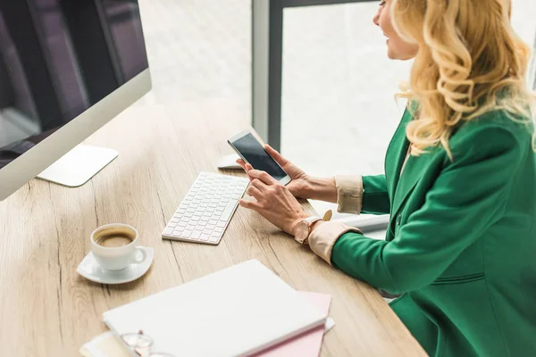 Schnappschuss Von Geschäftsfrau Mit Smartphone Arbeitsplatz — Stockfoto