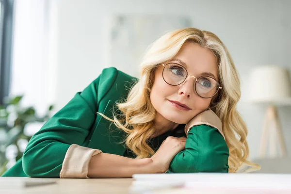 Retrato Mujer Negocios Pensativa Mediana Edad Gafas Mirando Hacia Otro — Foto de Stock