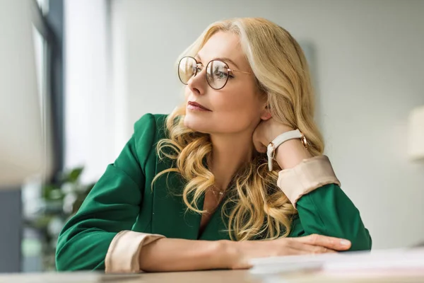 Retrato Hermosa Mujer Negocios Pensativa Mediana Edad Gafas Mirando Hacia —  Fotos de Stock