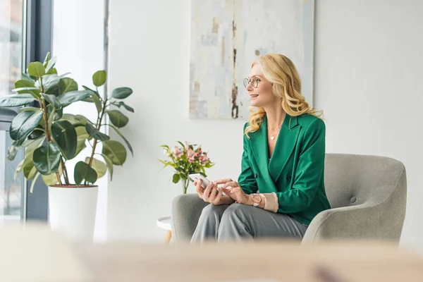 Glimlachende Zakenvrouw Brillen Smartphone Houden Weg Zoek — Stockfoto