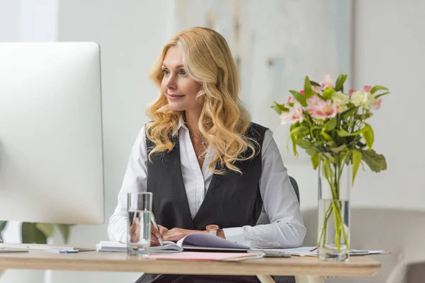 Bela Mulher Negócios Meia Idade Tomar Notas Usando Computador Desktop — Fotografia de Stock