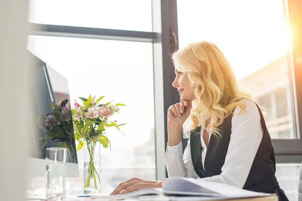 Selectieve Aandacht Van Glimlachende Zakenvrouw Desktopcomputer Gebruikt Werkplek — Gratis stockfoto