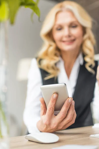 Vista Cerca Sonriente Mujer Negocios Mediana Edad Utilizando Teléfono Inteligente — Foto de stock gratis