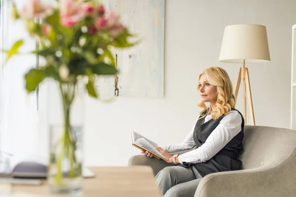 Nadenkend Volwassen Zakenvrouw Boek Houden Kijken Weg — Stockfoto