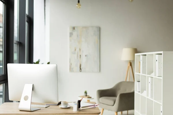 Moderne Kantoor Interieur Met Desktopcomputer Papieren Tafel — Stockfoto