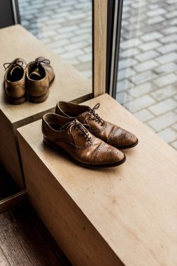 modern kahverengi erkek ayakkabı Dükkanı vitrin, yüksek açılı görünüş