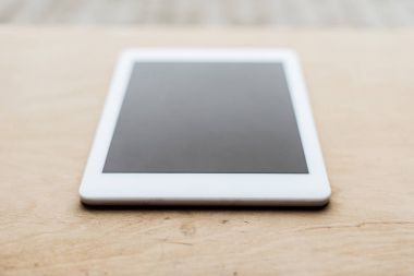 bir tablet ahşap masa üzerinde kapalı