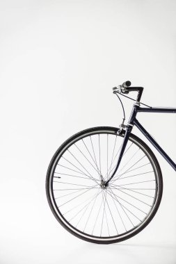 bir bisiklet tekerleği üzerinde beyaz izole