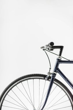 bir bisiklet tekerleği üzerinde beyaz izole fren kolu ile