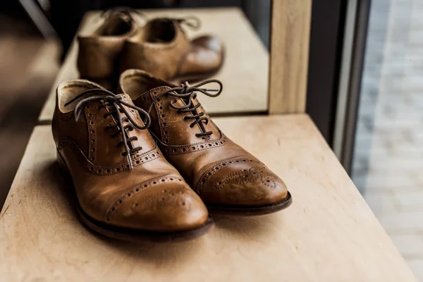 Modern Brown Male Shoes Showcase Shop — Stock Photo, Image