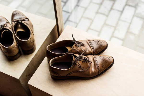 Vista Ángulo Alto Los Zapatos Masculinos Marrones Modernos Escaparate Tienda — Foto de Stock