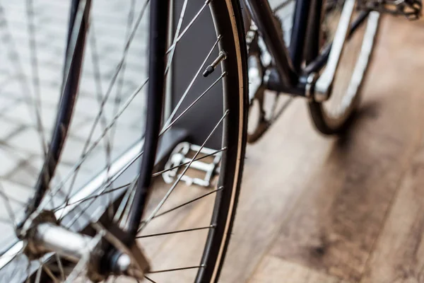 Imagen Recortada Bicicleta Suelo Madera Casa —  Fotos de Stock