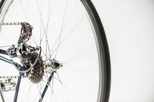 велосипедные шестерни и колесо со спицами, изолированными на белом
