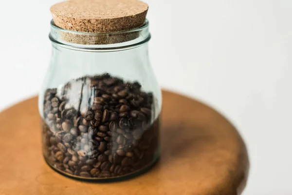 Glasflasche Mit Kaffeebohnen Und Deckel Auf Tisch Isoliert Auf Weiß — Stockfoto