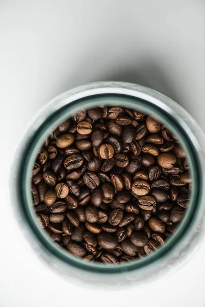 白のコーヒー豆とガラス瓶のトップ ビュー  — 無料ストックフォト