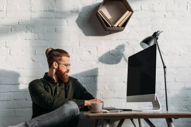 yakışıklı işadamı bilgisayar kullanma office yan görünüm