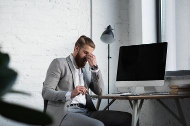 yorgun işadamı burun köprüsü ve holding gözlük dokunmadan