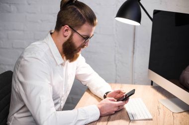 yakışıklı işadamı Smartphone kullanma office