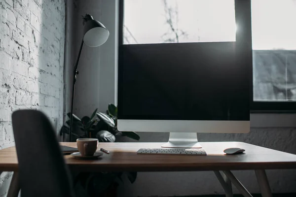 Computer Tischlampe Und Tasse Büro — Stockfoto