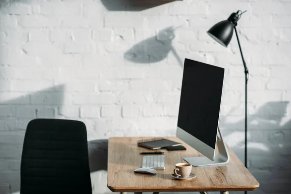 Computer Und Tasse Auf Holztisch Büro — Stockfoto