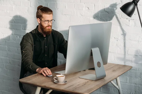 Gutaussehender Geschäftsmann Arbeitet Mit Computer Büro — Stockfoto