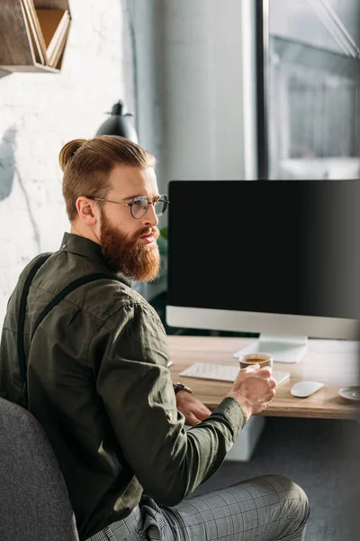 Bebaarde Zakenman Kopje Koffie Houden Kantoor — Stockfoto