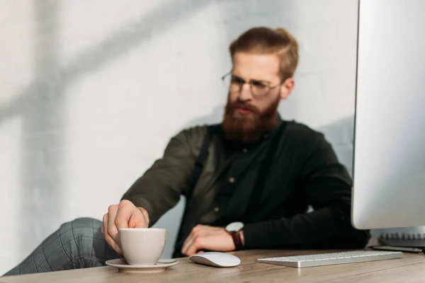 Üzletember Figyelembe Csésze Kávét Munkaasztal — Stock Fotó