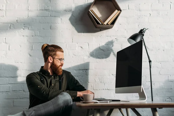 Vue Latérale Bel Homme Affaires Utilisant Ordinateur Dans Bureau — Photo