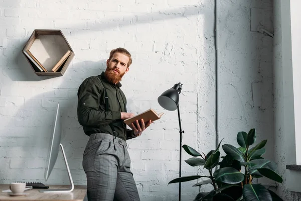 Geschäftsmann Lehnt Mit Buch Wand — Stockfoto