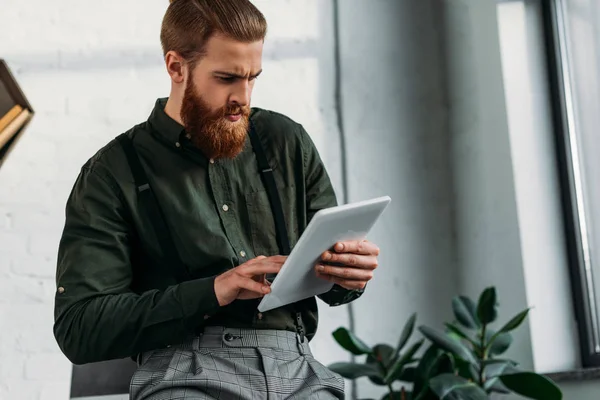 Serieuze Zakenman Die Tablet Kantoor Gebruikt — Stockfoto