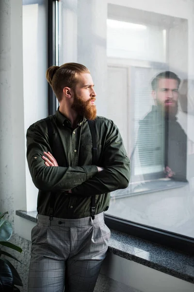 Handsome Bearded Businessman Crossed Arms Looking Away — Free Stock Photo