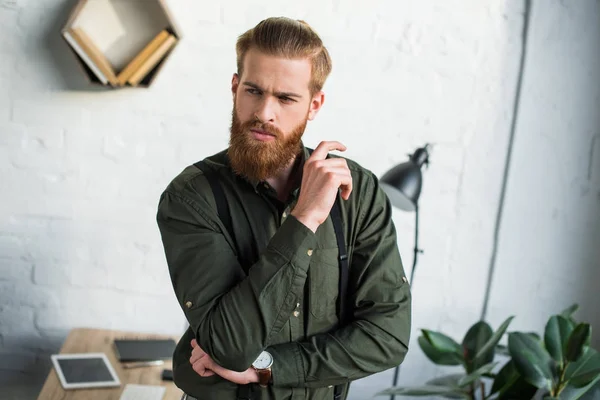 Thoughtful Bearded Businessman Looking Away Office — Free Stock Photo