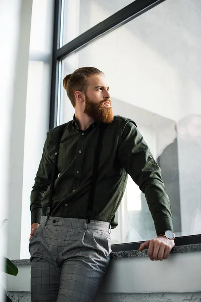 Undersidan Affärsman Står Och Tittar Fönster — Stockfoto