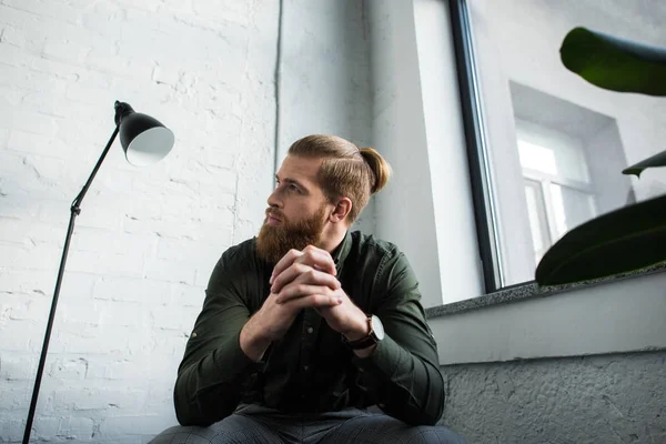 Vista Inferior Del Hombre Negocios Sentado Mirando Hacia Arriba — Foto de stock gratis