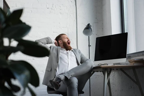 Zakenman Geeuwen Zitten Stoel Kantoor — Stockfoto