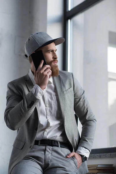 Hombre Negocios Barbudo Gorra Béisbol Hablando Por Teléfono Inteligente Mirando — Foto de Stock