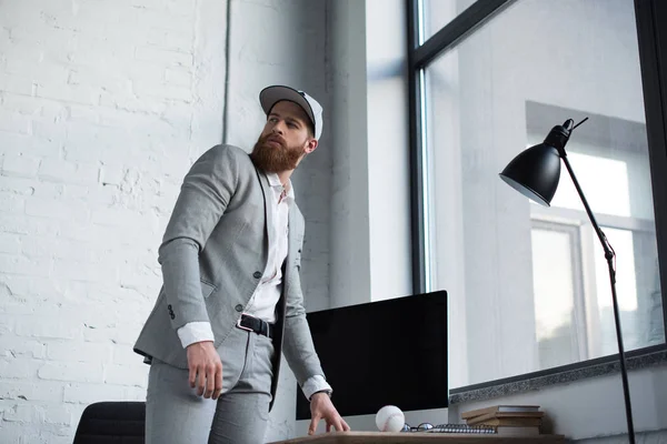 Geschäftsmann Mit Baseballmütze Schaut Büro Weg — Stockfoto