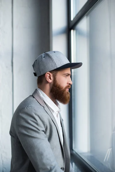 Vista Lateral Del Hombre Negocios Gorra Béisbol Mirando Ventana — Foto de Stock