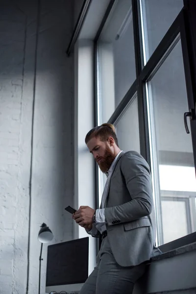 Blick Von Unten Auf Gutaussehenden Geschäftsmann Mit Smartphone Büro — kostenloses Stockfoto