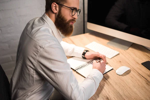 Hombre Negocios Escribiendo Algo Cuaderno Oficina Mirando Hacia Otro Lado — Foto de Stock