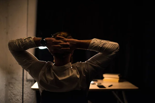 Widok Tyłu Biznesmen Siedzi Biurze Rękami Głowę — Zdjęcie stockowe
