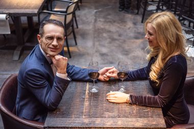 Elele restoranda şarap içme mutlu yetişkin çift