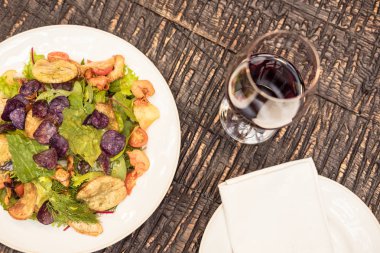 rustik ahşap masa şarap lezzetli salata