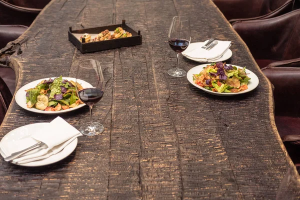 Köstlicher Salat Mit Wein Auf Rustikalem Holztisch Zum Romantischen Abendessen — Stockfoto