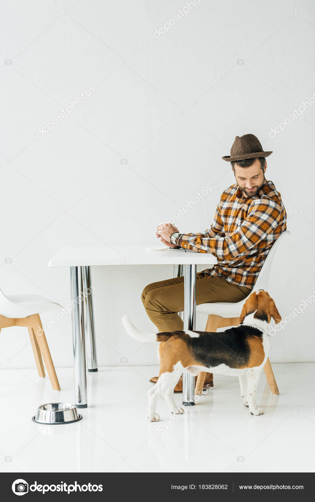 Mann Sitzt Tisch Und Schaut Hund Stockfotografie lizenzfreie Fotos