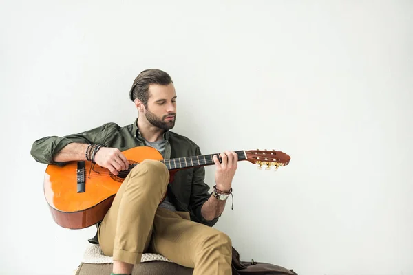 Homem Bonito Tocando Guitarra Acústica Inclinando Parede Isolado Branco — Fotografia de Stock