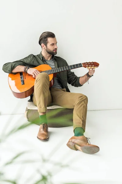 Homem Bonito Afinação Guitarra Acústica — Fotografia de Stock