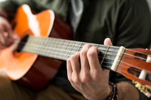 Imagen Recortada Del Hombre Tocando Acorde Guitarra Acústica — Foto de Stock