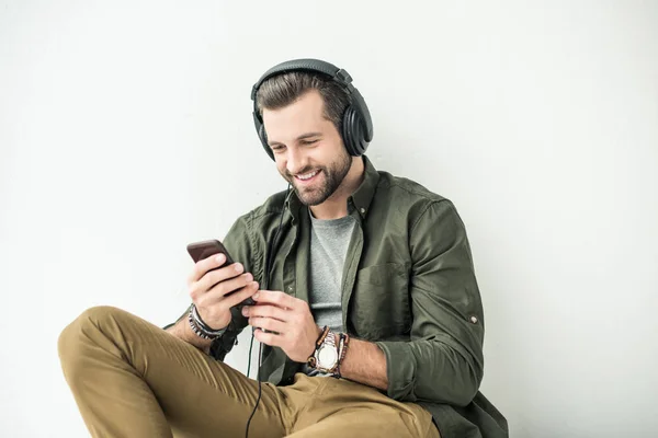 Hombre Sonriente Guapo Escuchando Música Con Teléfono Inteligente Aislado Blanco — Foto de Stock